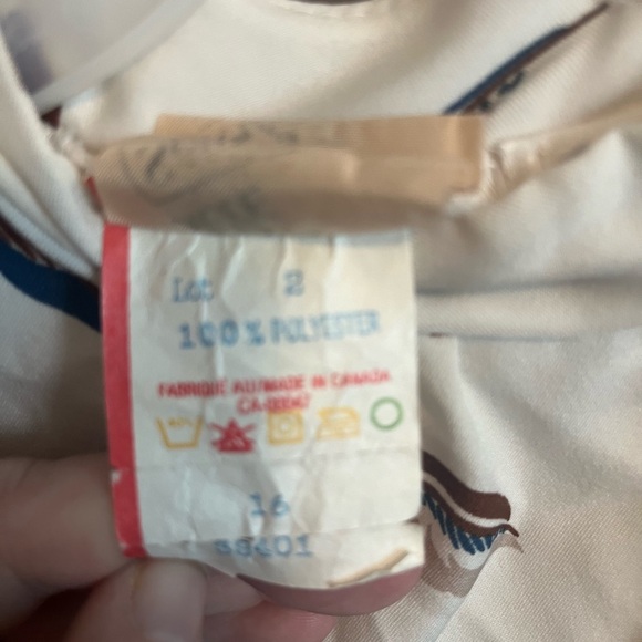 Vintage 70s vibe blouse with fall vibes. Leaves and a fun bodice overlay - Picture 5 of 5